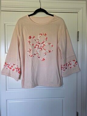 NEW IN PACKAGE Women’s Floral Appliqué Light Beige/Pale Peach Top Size Small